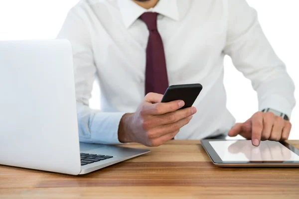 Biznesmen przy użyciu telefonu i tabletu — Zdjęcie stockowe
