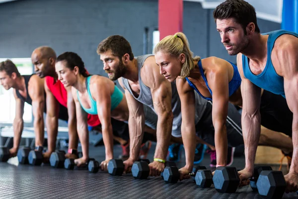 Mensen doen push-ups met halter — Stockfoto