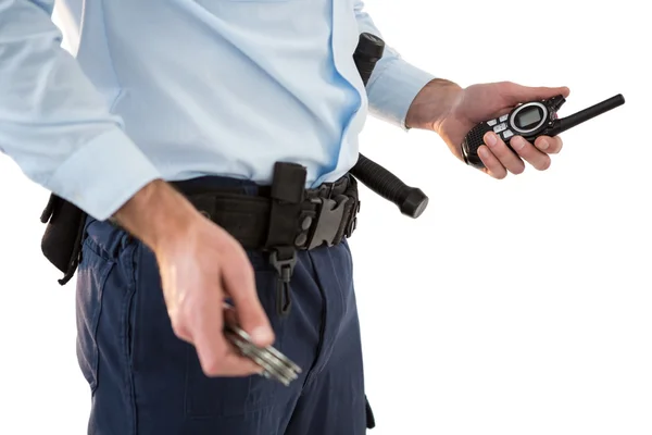 Oficial de segurança segurando um walkie-talkie — Fotografia de Stock