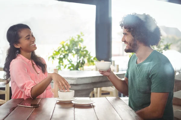 Casal interagindo uns com os outros enquanto toma café — Fotografia de Stock