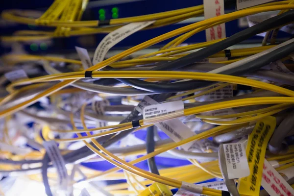 Fios conectados do servidor montado em rack — Fotografia de Stock