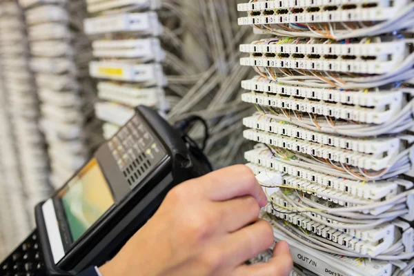 Técnico usando analisador de cabo digital — Fotografia de Stock