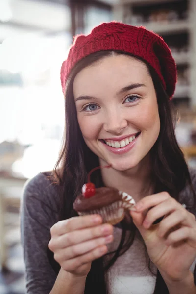 Kvinna anläggning cupcake — Stockfoto