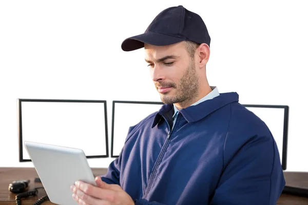 Oficial de segurança usando tablet na mesa — Fotografia de Stock