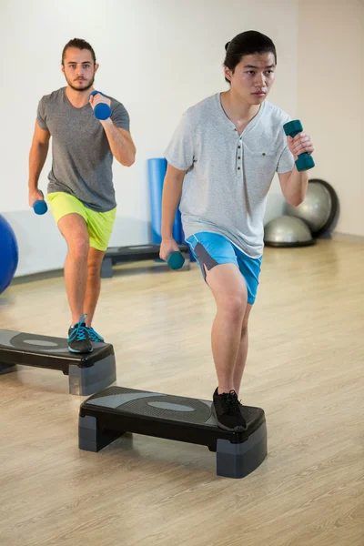 Männer machen Step-Aerobic mit Kurzhantel — Stockfoto