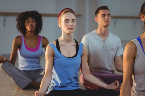 Gruppo di persone che eseguono yoga — Foto Stock