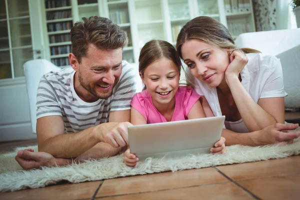 Parents and daughter using tablet — Stock Photo, Image