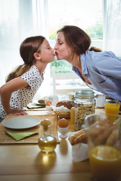 Mutter und Tochter küssen sich — Stockfoto