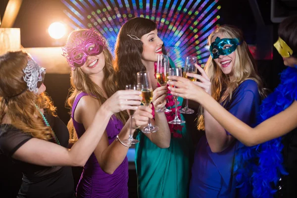 Gruppe von Freunden stößt mit einem Glas Champagner an — Stockfoto