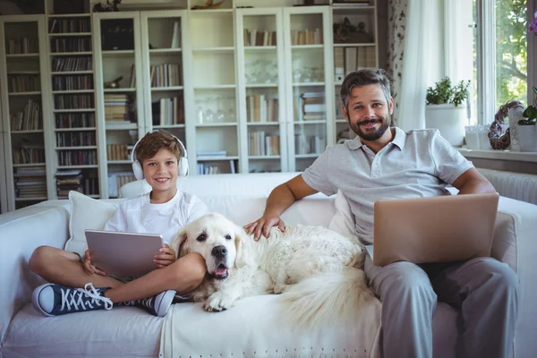 Apa és fia segítségével a tábla- és laptop — Stock Fotó