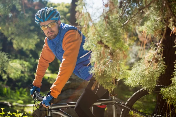 Mężczyzna mountain biker jazdy na rowerze — Zdjęcie stockowe