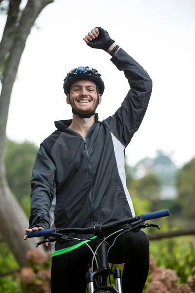 Manliga cyklist står med mountainbike — Stockfoto