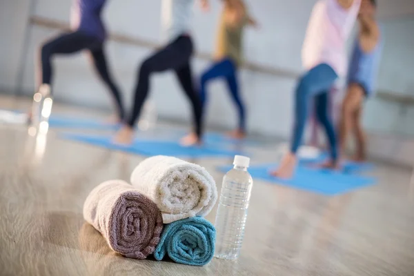 Towel and water bottle in gym — Stock Photo, Image