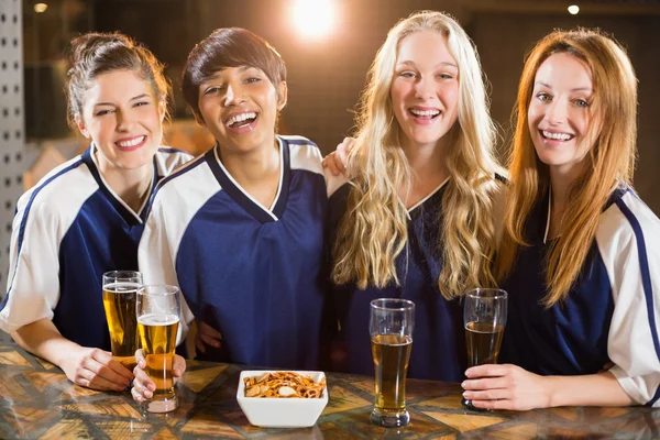 Grupo de amigos tomando un vaso de cerveza — Foto de Stock