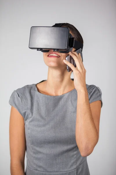 Mujer usando auriculares de realidad virtual — Foto de Stock