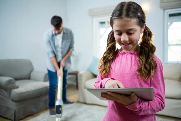 Meisje met digitale tablet — Stockfoto