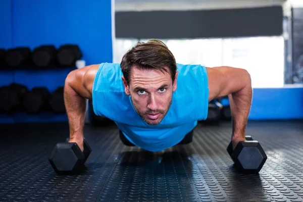 Sportowiec doing push-up z hantlami — Zdjęcie stockowe