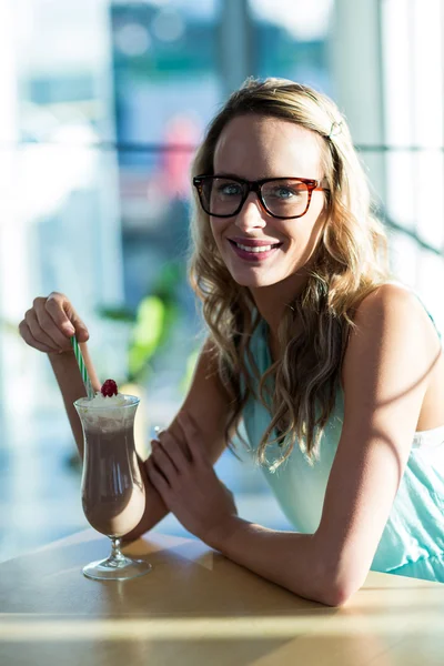 Frau trinkt Milchshake mit Stroh — Stockfoto