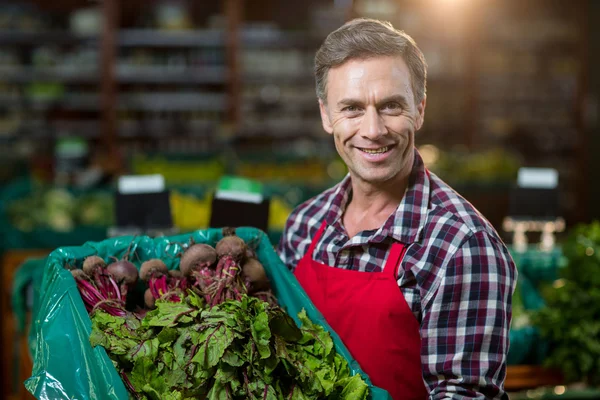 Personale che detiene cassa di verdure al supermercato — Foto Stock