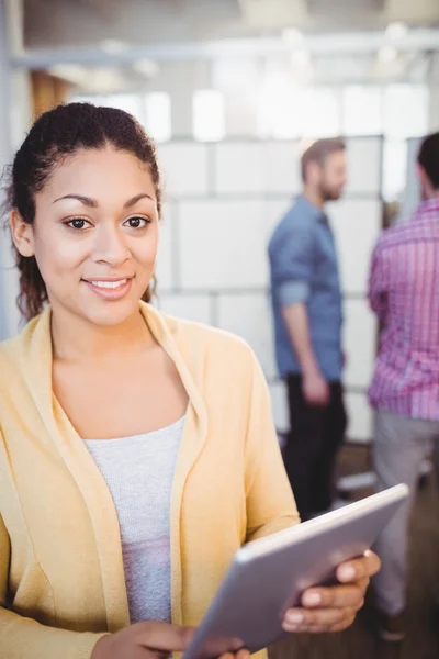 Mujer de negocios feliz usando tableta digital —  Fotos de Stock