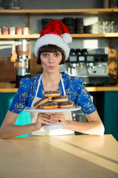 Waitress holding a tray of doughnuts — Stock Photo, Image