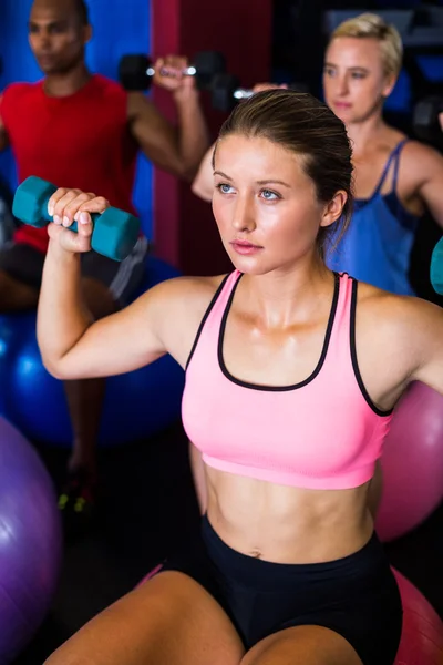 Mujer levantando pesas en el gimnasio —  Fotos de Stock
