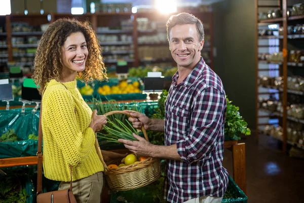 Casal comprar legumes na seção orgânica — Fotografia de Stock