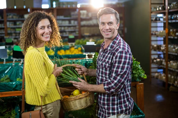 Pareja comprando verduras en sección orgánica — Foto de Stock