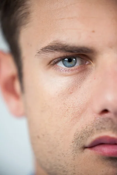Mann trägt Kontaktlinse — Stockfoto