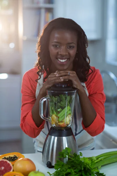 Vrouw met de mixer in de keuken — Stockfoto