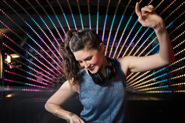 Hübscher weiblicher DJ spielt Musik — Stockfoto