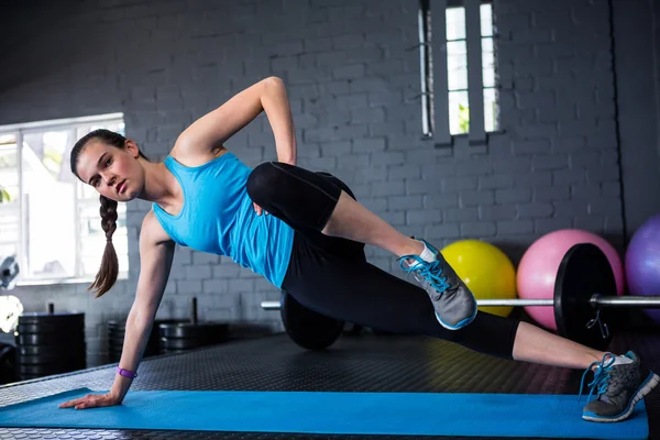 Athletin dehnt sich — Stockfoto