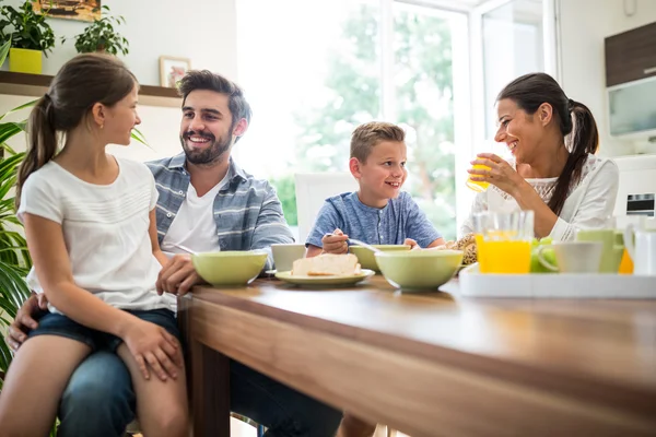 Lycklig familj äter frukost — Stockfoto