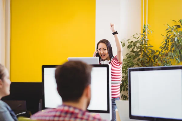 Grafikdesignerin mit erhobenem Arm im Kreativbüro — Stockfoto