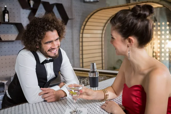 Garçom interagindo com mulher bonita — Fotografia de Stock