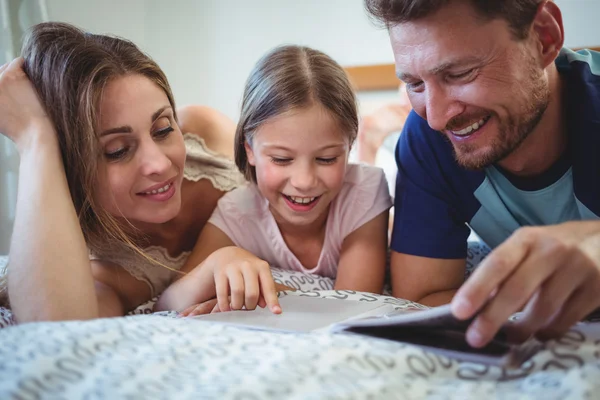 Genitori con figlia che guardano album fotografico — Foto Stock