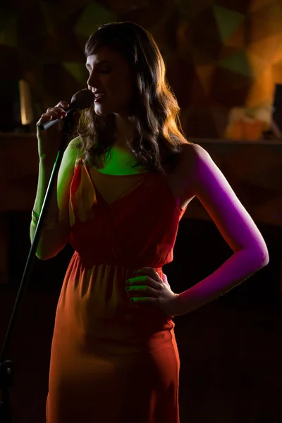 Mujer cantando en el bar — Foto de Stock