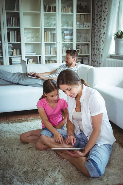 Moeder en dochter die tablet gebruiken — Stockfoto