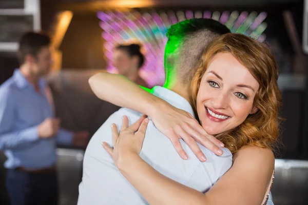 Пара обнимает друг друга в баре — стоковое фото