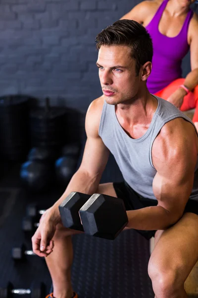 Atleta masculino haciendo ejercicio con mancuerna — Foto de Stock