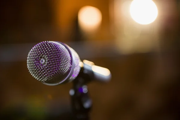 Närbild av mikrofonen i bar — Stockfoto
