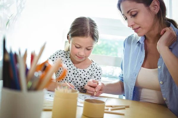 Madre e figlia che disegnano a tavola — Foto Stock