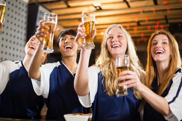 Grupo de amigos sosteniendo un vaso de cerveza — Foto de Stock