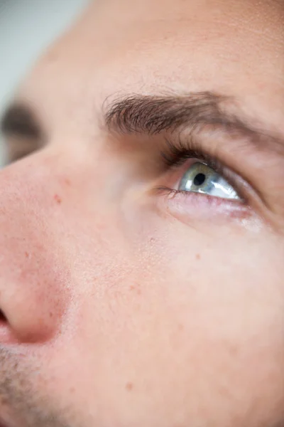 Muž nosit kontaktní čočky — Stock fotografie