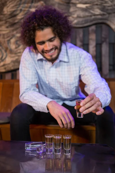 Uomo che beve una tequila al bar — Foto Stock