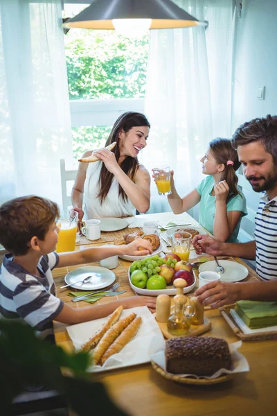 Mutlu bir aile birlikte kahvaltı yapıyor. — Stok fotoğraf