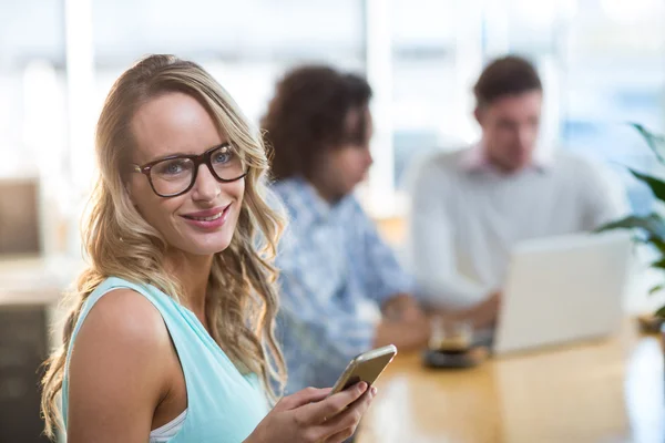 Donna sorridente utilizzando il telefono — Foto Stock