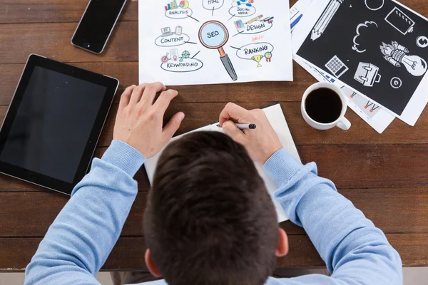 Man taking notes in diary — Stock Photo, Image