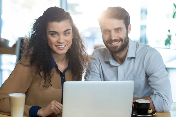 Casal sorrindo usando laptop — Fotografia de Stock