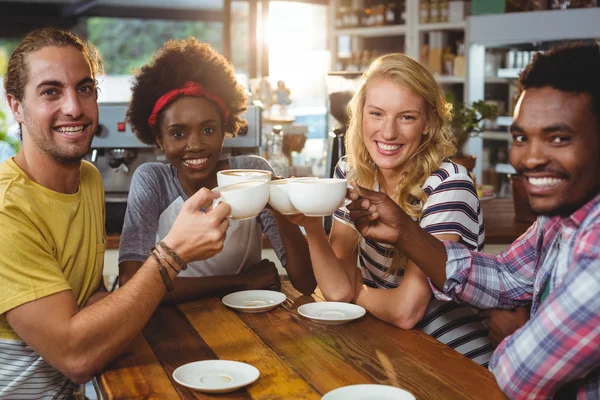 Prieteni fericiti care tin o ceasca de cafea — Fotografie, imagine de stoc